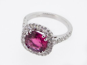 Anello in oro bianco con Tormalina Rubellite e diamanti